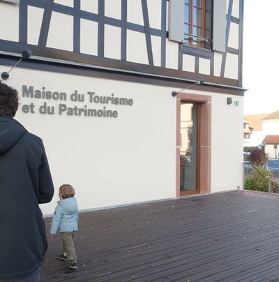 Identification du bâtiment : enseigne sur la façade
